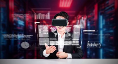 Akıllı proje yöneticisi iş verilerini arıyor ve tutuyor ve finansal tabloları kontrol ediyor. Akıllı iş adamı, yapay zeka planlama planı yaparak artırılmış gerçeklik gözlüğü takıyor. Yaratıcılık.