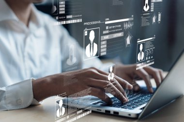 İş adamı kimlik güvenliğinin anahtarının üst düzey güvenlik uygulamalarıyla korunduğunu, kimlik hırsızlığının önlendiğini ve kimlik güvenliğinin artırıldığını keşfetti. Güvende kalın ve kimlik koruma stratejisine güvenin.