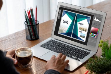 Web sayfasının modern tasarımı ve bilgisayar ekranında gösterilen ticari reklamlar için grafiksel tasarımcı yazılımı