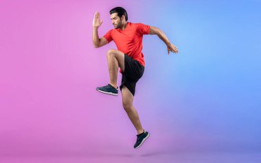 Vücut uzunluğunun tamamı atletik ve sportif genç erkek fitness 'in izole edilmiş arka planda kardiyo egzersizi duruşunu gösteriyor. Sağlıklı aktif ve vücut bakımı yaşam tarzı.