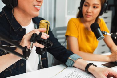 Güler yüzlü radyo etkili sunucuların kulaklık takması ve sosyal medyada canlı yayın yapması senaryo ve dizüstü bilgisayardan sabah stüdyo kaydında dinleyicilere canlı yayın yapması. İnfobahn.