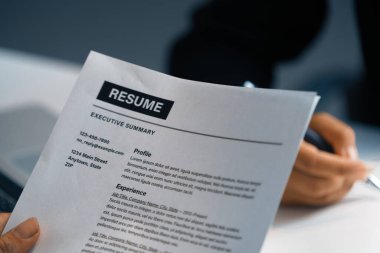 İnsan Kaynakları Müdürü sorgu odasında çalışan bir adayın özgeçmişine bakıyor. İş başvurusu, işe alım ve işçi alma konsepti. uds