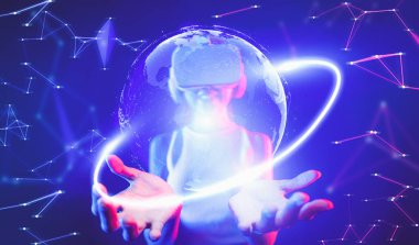 Siberpunk neon ışıklı kadın beyaz VR kulaklık takıyor ve metaevreni birbirine bağlayan kolsuz tişört, gelecekteki siber uzay topluluğu teknolojisi elinde tutuyor ve küresel resmin 3D hologramını görüyor. Halüsinasyon.