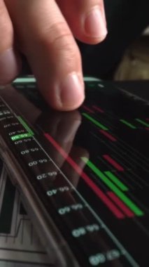 Muhasebeci, ofis masasındaki kağıt torpido gözünde iş pazarlama verilerini analiz ediyor. Şirket finans ve para muhasebe kavramı.