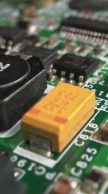 Dolly kaydırıcı ile akıllı telefon çekimleri içinde yeşil baskılı devre tahtası elektroniği aşırı yakın plan.