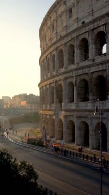 Roma Kolezyumu ve İtalya 'nın kalabalık caddesi. Kolezyum, Antik Roma döneminde şehir merkezinde inşa edildi. İtalya 'nın en popüler turistik merkezlerinden biridir. .