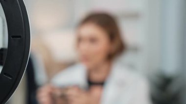 Kadın Etkilenen Vlog video görüntülerini canlı yayınlıyor Makyaj primi sosyal medya veya blog. Kozmetik stüdyosu ışıklandırmalı mutlu genç kız çevrimiçi pazarlama oturumu yayını için..