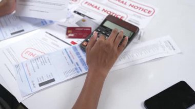 Stresli genç bayanın kredi kartı borçlarıyla ilgili mali sorunları var. Kötü kişisel para ve ipotek yönetimi krizi kavramının önemli bir göstergesi..