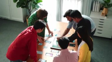 Ux, Ui tasarım ekranında tablet kullanırken fikir ve tasarım sistemini tartışan çeşitli iş adamlarının üst görünümü. Çok kültürlü bir çalışma ve planlama stratejisi. Cemaat.