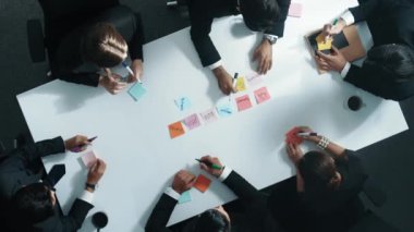 Çeşitli iş adamlarının pazarlama fikirlerini yazmaları ya da yapışkan notları not almaları. Toplantı odasında, profesyonel yönetici grup finansal planının beyin fırtınası yapıyor. Müdürlük.