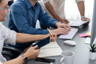 Bir grup farklı ofis çalışanı şirket ofis odasında stratejik iş pazarlama planlamasında birlikte çalışıyor. İş yeri konseptinde pozitif takım çalışması. Tedbirli