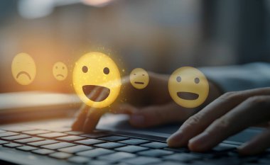 İş adamı müşteri memnuniyet değerlendirmesi verilerini analiz eder ve hizmet kalitesini artırmaya çalışır. Müşteri memnuniyeti ve sadakatini arttırmak için koz değerlendirmeleri. EIDE