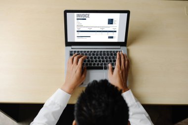 Muhasebe uygulamasından gelen fatura bilgisayar ekranında. Şirket işlerinin finans ve bütçesi için bilgisayar programı. Rahatça..