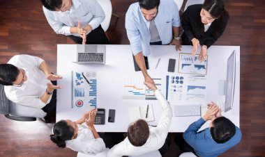 Üst düzey ofis çalışanları stratejik iş pazarlama toplantısı üzerine anlaşma yaptıktan sonra el sıkışıyor. Takım çalışması ve olumlu tutum verimli ve destekleyici bir iş yeri yaratır. Tedbirli