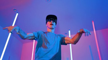 Beyaz dansçının gösterişli gözlükler taktığı ve break dans yaptığı alçak açılı kamera. Çekici adam kendinden emin bir şekilde kameraya bakarken enerjik bir performans ve hareket gösterdi. Mutluluk.