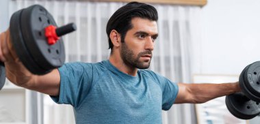 Atletik vücut ve aktif sporcu, sağlıklı vücut egzersizi yaşam tarzı konsepti olarak Gaiety Home 'da kas kazancını etkin bir şekilde hedeflemek için halter ağırlığını kaldırıyor..