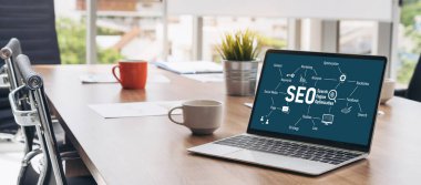Model e-ticaret için SEO arama motoru optimizasyonu ve bilgisayar ekranında gösterilen çevrimiçi perakende işi