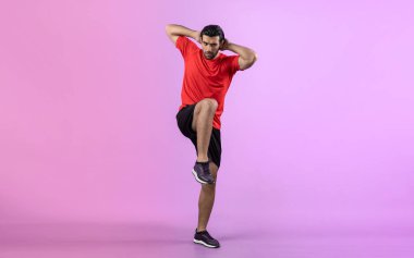 Vücut uzunluğunun tamamı atletik ve sportif genç bir adam tarafından izole edilmiş arka planda egzersiz öncesi duruş için ısınma ve esneme hareketleri ile çekilir. Sağlıklı aktif ve vücut bakımı yaşam tarzı.