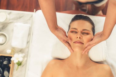 Panorama 'da kadınların stres önleyici kafa masajından ve lüks tatil beldesi veya otel spa salonundaki modern ışık ortamında yüz güzelliği eğlencelerini şımartmaktan hoşlandığı bir manzara var. Sessiz.