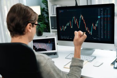 Gündelik servetteki akıllı tüccar modern ofisteki bilgisayar ve tablet ekranında dinamik artırılmış hisse senedi grafiğinin en yüksek kar değerini yükselterek başarılı oldu. Bireysel.