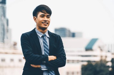 Kendine güvenen genç Asyalı iş adamının portresi. İş konsepti. uds