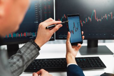 İşadamı olarak kalemle işaretlenmiş, kadın yatırımcının internet sitesi program uygulamasının akıllı telefonuyla kontrol ediliyor. İç işlerindeki dinamik borsa ile kontrol ediliyor. İnfobahn.