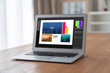 Web sayfasının modern tasarımı ve bilgisayar ekranında gösterilen ticari reklamlar için grafiksel tasarımcı yazılımı