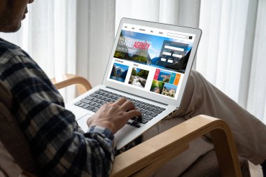 Model arama ve seyahat planlama için internet sitesi uçuş, otel ve tur rezervasyonları için anlaşma ve paket sunuyor