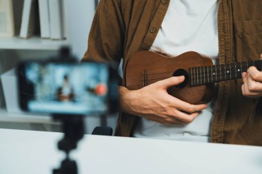 Etkilenen şarkıcıların sunucu kanalı modern ev stüdyosunda gitar çalarak hayran kulübüne şarkı söylüyor. Müzik blogcusu cep telefonunda ses yaratıcıda canlı sosyal medyada canlı yayın yapıyor. Toplayıcı.