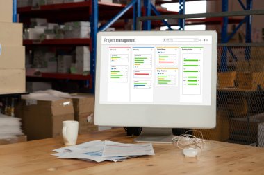 Ekip projesinin zaman çizelgesini gösteren bilgisayar ekranında, modern iş projesi yönetimi için proje planlama yazılımı