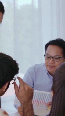 Grup toplantısındaki mutsuz iş adamları. Ekip proje başarısızlığı yüzünden hayal kırıklığına uğradı. İş sorunu ve kriz kavramı.