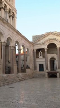 Diocletians Sarayı, Split, Hırvatistan - Diocletian Sarayı Hırvatistan 'ın tarihi merkezinde İmparator Diocletian için inşa edilmiş antik bir saray. Bu, Hırvatistan 'ı ziyaret eden insanların ilgi odağı oldu..