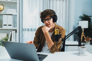 Kulaklık ve mikrofon kullanan etkili sunucu kanalı. Dinleyicilerle sosyal medyada canlı yayında konuşuyorlar. Stüdyo ofisindeki müşteri hedeflemesi için yaşam koçluğu ve eğitim pazarlama planları yapıyorlar. Toplayıcı.