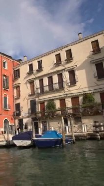 İtalya 'da turizm teknesinden Venedik Büyük Kanalı İstikrarlı Çekimi. - UNESCO 'nun dünya mirası olarak Venedik İtalya' nın güzel şehri ve aynı zamanda işlek limanı olan İtalya 'da önemli bir turizm beldesi..