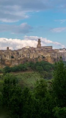 Pitigliano 'nun İtalya' daki eski kasabasında zaman aşımı. Pitigliano İtalya 'nın Grosseto şehrinin güneydoğusunda bir kasabadır. Pitigliano ve Etrüsk döneminde Ortaçağ ve Rönesans anıtları olan bölge