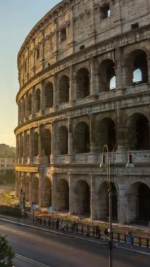 Roma Kolezyumu 'nun zaman aşımı ve İtalya' nın kalabalık caddesi. Kolezyum, Antik Roma döneminde şehir merkezinde inşa edildi. İtalya 'nın en popüler turistik merkezlerinden biridir. .