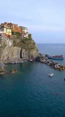 Manarola Köyü, İtalya 'nın Cinque Terre Sahili. Manarola, İtalya 'nın kuzeyindeki Liguria eyaletinin La Spezia eyaletine bağlı küçük bir kasabadır..