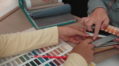 Profesyonel mimar ve iç mimarın yavaş çekim görüntüleri. İç mekan tasarımı için malzeme ve renk paleti sunumu. Müşteri denetimi ve denetimine dayalı. Değiştirilmiş