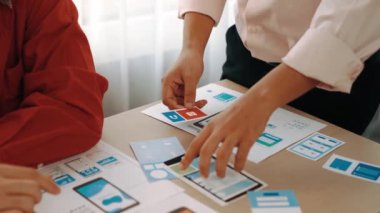 Mobil uygulama ya da web sitesi için kullanıcı arayüzü prototipi planlayan şirket çalışanlarının panorama videosu. UX UI tasarım beyin fırtınası kullanıcı dostu arayüz planı tasarlıyor. Sinerjik