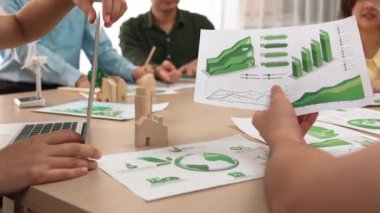 Karbon kullanımını azaltmak için yel değirmeni, ev ve ağaç modellerini kullanarak yeşil enerjiyle karışık masadaki eko ev projesini harika bir şekilde tartıştık. Eline odaklan. Tanımlama.