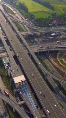 İHA ile alınan yoğun şehir trafiği ile karayolu kavşağının hava görüntüsü. Şehir otoyolu Bangkok 'un doğusundaki çevre yolunda, ulaşım ağında alındı..
