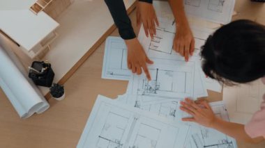 Müşteri denetimi ile yavaş çekim iç mimar taslağı hazırlamak ve ev dekorasyonunu müşteri talebine göre düzenlemek. Mimari müşteri hizmetleri. Filizlenen