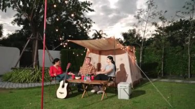 Aile birlikte bahçede kamp kurar, baba ve kız aile bireyleri için ızgara yapar. Doğayla iç içe olmak için açık hava kamp aktiviteleri ve genç nesil çapraz kuşaklarla zaman geçirmek için. Uyumsuzluk.