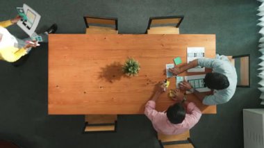 Yaratıcı ekip Ux Ui tasarım cep telefonu arayüzü hakkında beyin fırtınası yaparken el ele tutuşuyor. İnsanlar toplantı odasında el ele tutuşurken strateji planlamaya başlıyorlar. Cemaat.