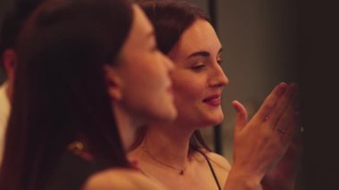 Güzel bir kadın, elinde bir bardak hindistan cevizli, köpüksüz içecek olan bir arkadaşıyla karışık çarkıfelek meyveli kokteyli hazırlıyor. Gece kulübü tezgahı partisinde canlı bir sohbete girişiyor. Vinosity.