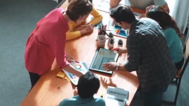 Yapışkan notlar üzerine yönetici yazma fikrinin en üst görüntüsü ve web tasarımı hakkındaki fikri açıkla. Profesyonel pazarlama ekibi ya da programcı renk paletli tablete bakarken beyin fırtınası fikri. Sempozyum.
