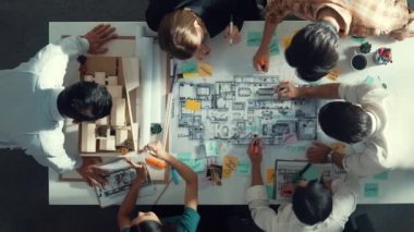 Proje yöneticisi ya da inşaat mühendisinin planlama ve planlama binasında yazışmalarının üst düzey görüntüsü. Toplantı masasında birlikte çalışan mimarın belgeyle birlikte havadan görünüşü. Hizalama.