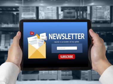 Müşterilerin abone olmak için bilgisayardaki haber belirleme sayfası Sugly Newsletter güncelleme bilgilerini aboneye aktarması