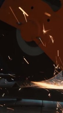 Profesyonel tamirci çelik metali dönen elmas kesici ile kesiyor. Çelik endüstrisi ve atölye konsepti.