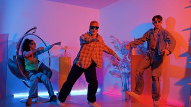 Stüdyoda gündelik kıyafetleri olan çok kültürlü bir arkadaş tezahürat yaparken mutlu hipster break dansları. Profesyonel sokak dansçısı hip hop ritmi ya da neon veya kurşun ışıkla kafiyeli bir şarkı söyler. Mutluluk.